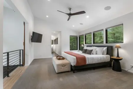 d916f121 648d 42 u ev8.jpg