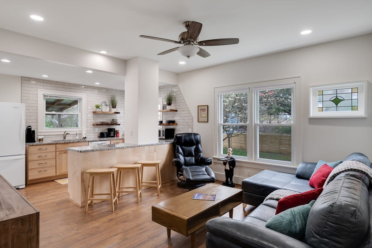 Louisville Charm with an open kitchen, breakfast bar and bright living room in Louisville, Kentucky