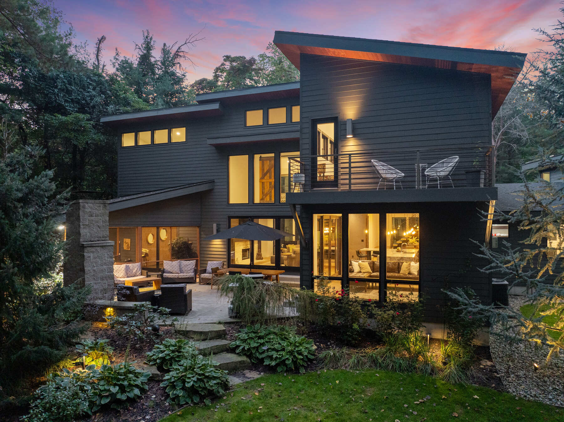 Blue Cedar lakeside luxury Home Base home with hot tub and gym in Saugatuck, Michigan