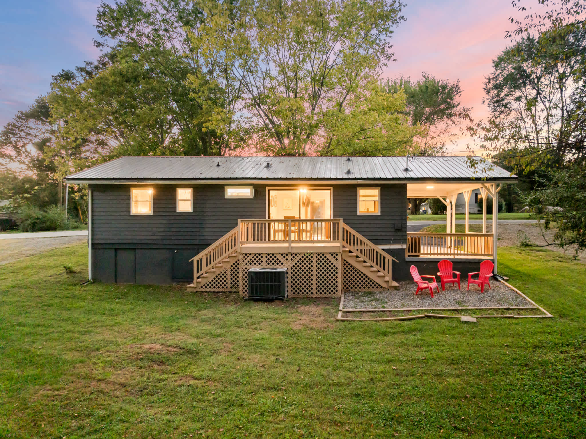 The Farmhouse with BBQ grill and patio, close to downtown Asheville, North Carolina