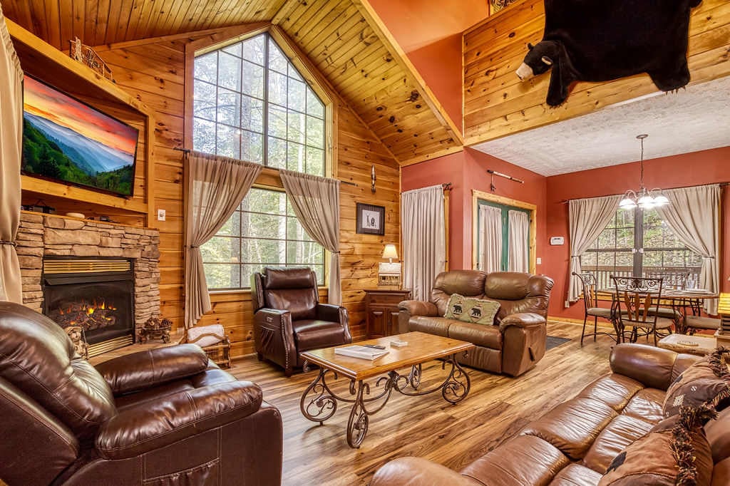 Skylight Cabin with hot tub, loft, BBQ and game loft in Gatlinburg, Tennessee