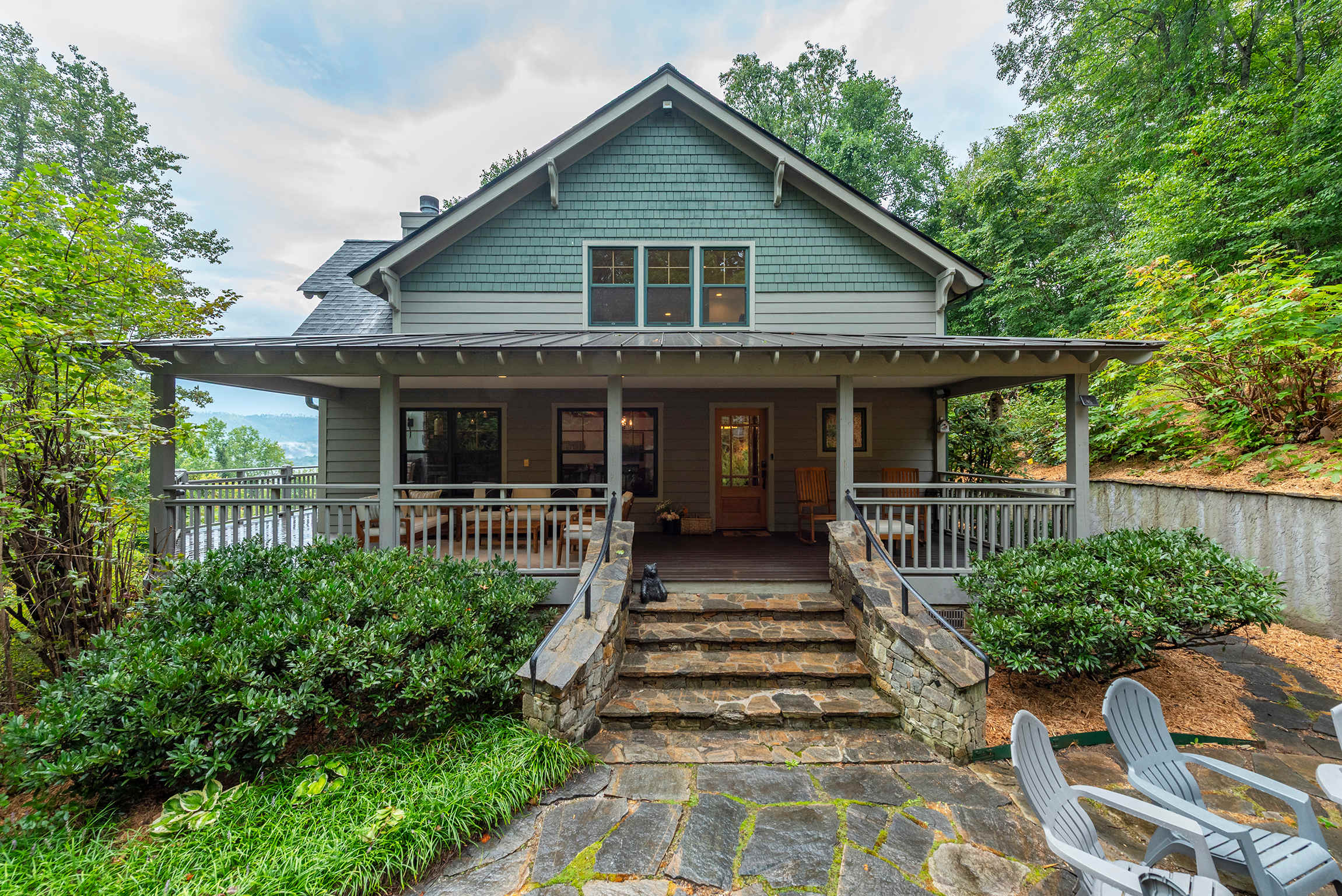 Elegant Retreat with views, hot tub, bonfire and bar in Asheville, North Carolina