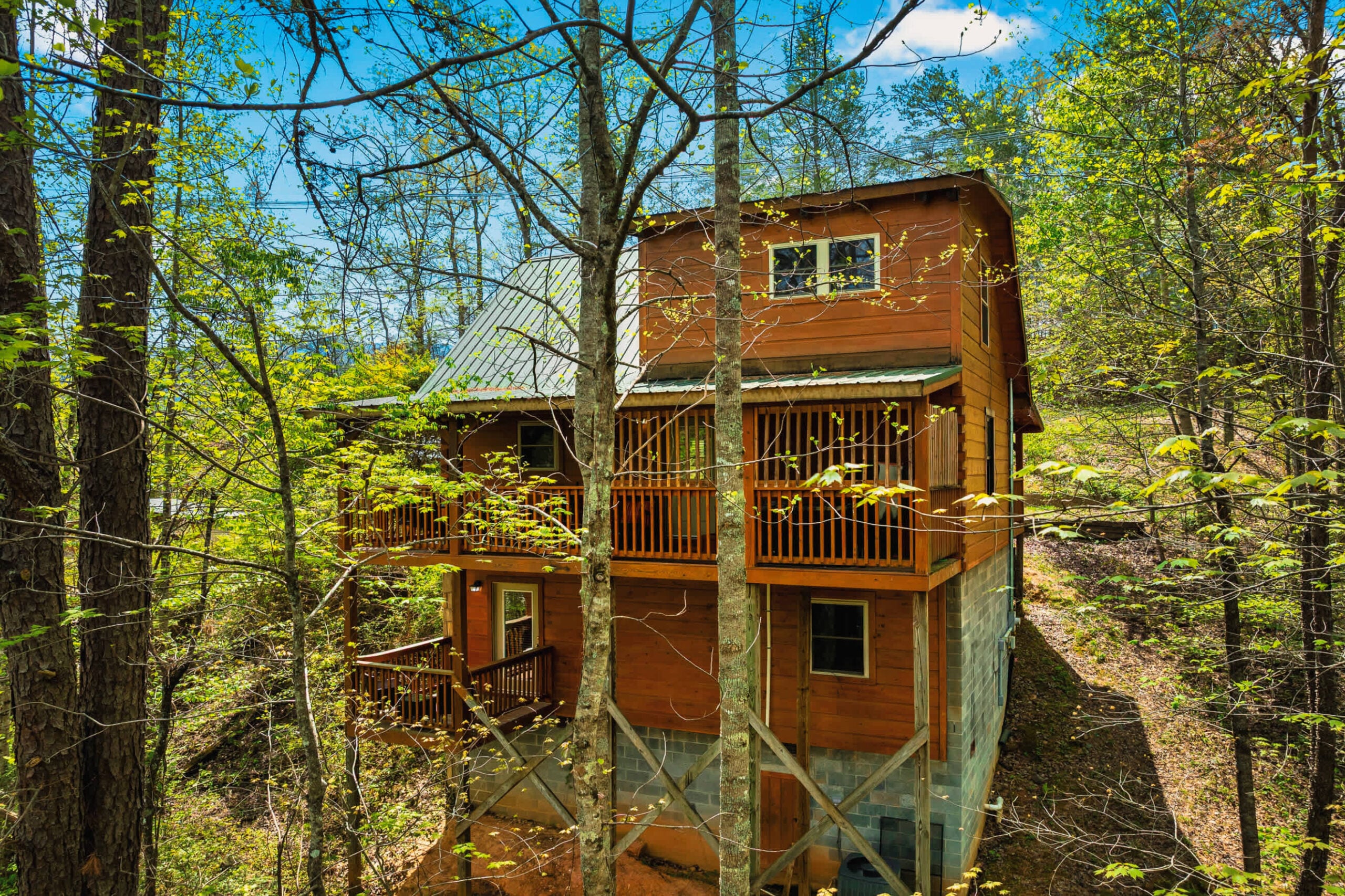 Ridgecrest Retreat with hot tub, decks and game room in Gatlinburg, Tennessee